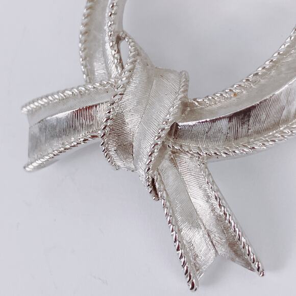 VTG Signed Trifari Ribbon Brooch Early 1970s Silver Tone Mid Century Style Pin - Picture 5 of 10